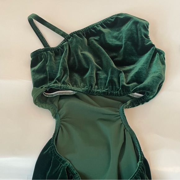 Kelle costume. Dark green velvet 2 piece. Adult Small  Leo and skirt. - Picture 5 of 7